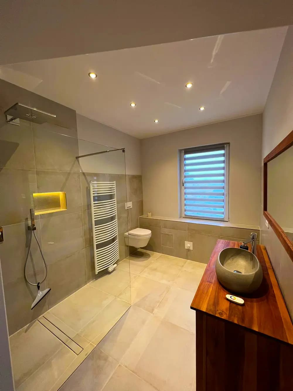 Badsanierung mit ebenerdiger Dusche, Bidet & Badewanne in Hamburg - Ergebnis nachher